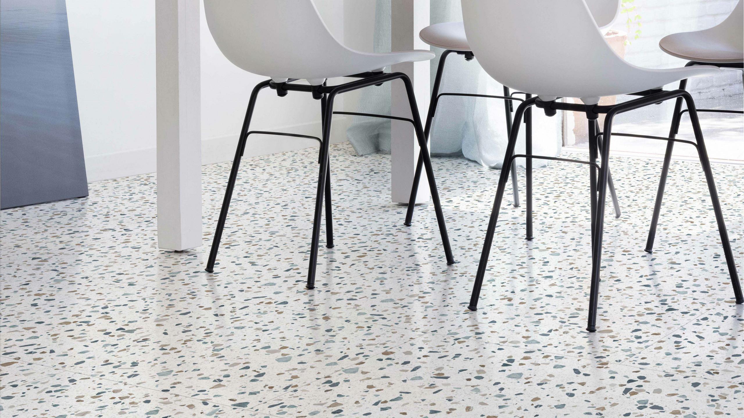Vloeren---pvc---Moduleo---Nordic-Ice-Fiastra--tegellook---licht-met-stippen---eetkamer--sfeerfoto---vierkant