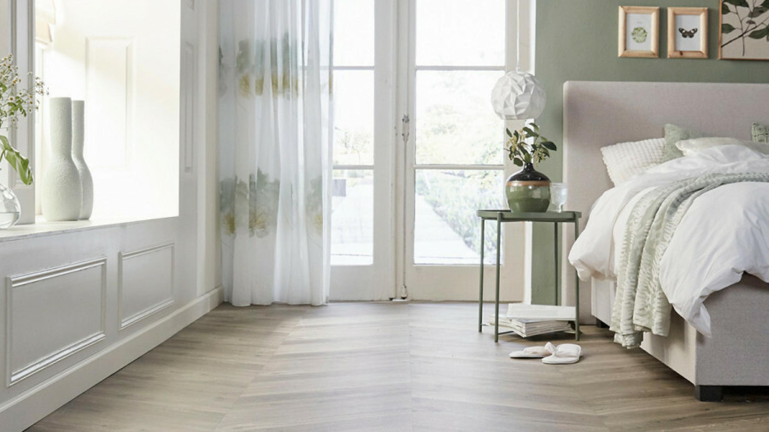 Laminaatvloer met vloerverwarming in modern interieur